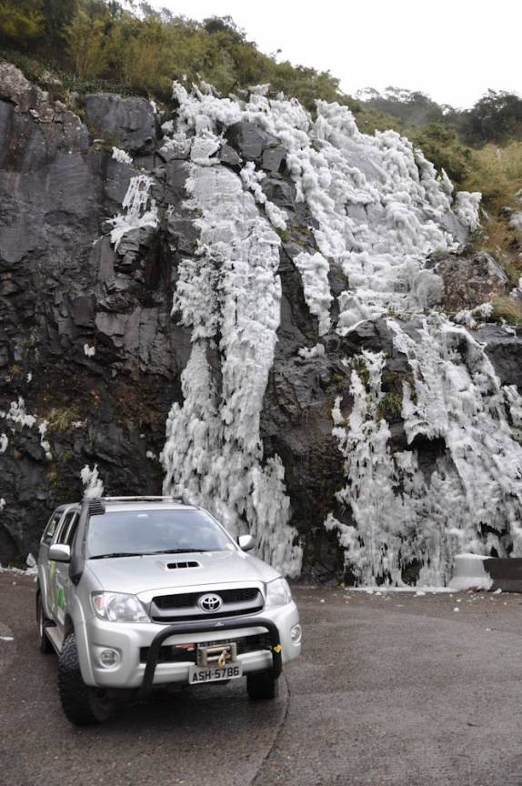 Cascata de gelo na Serra do Rio do Rastro, região de Urubici - SC